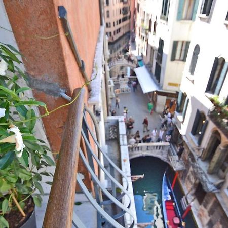 Ai Bareteri Luxury Canal View Венеція Екстер'єр фото