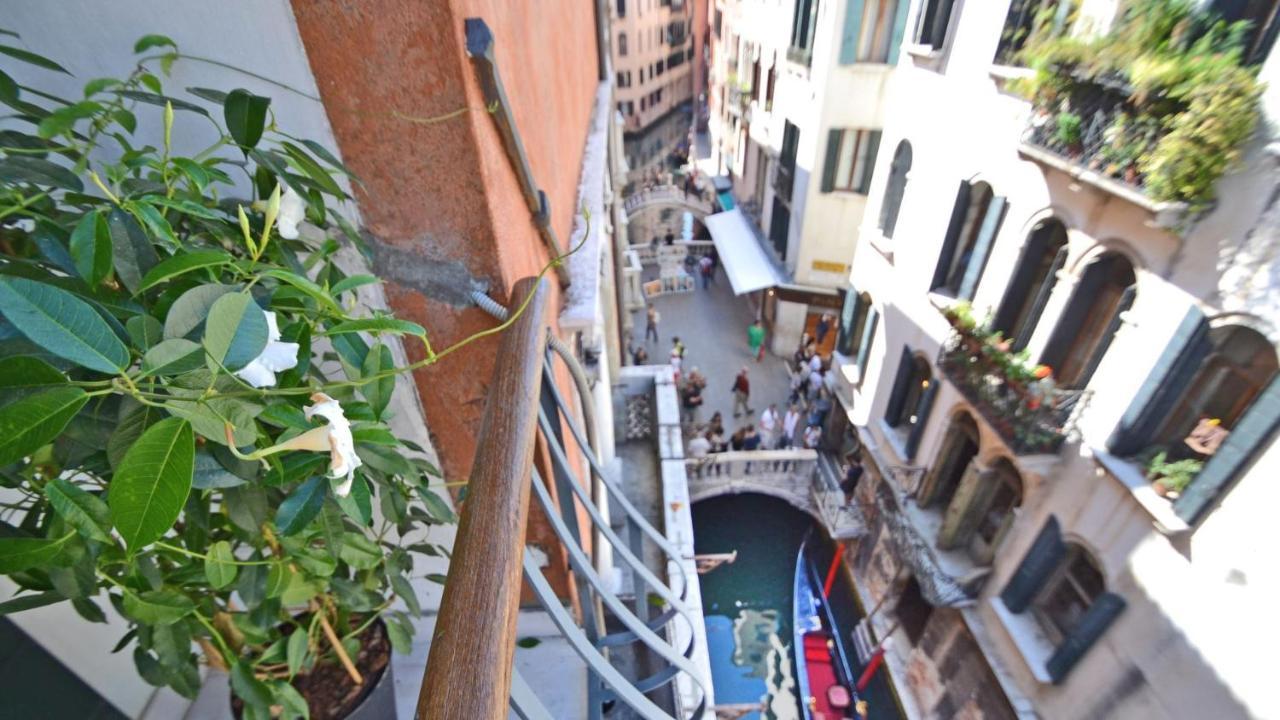 Ai Bareteri Luxury Canal View Венеція Екстер'єр фото