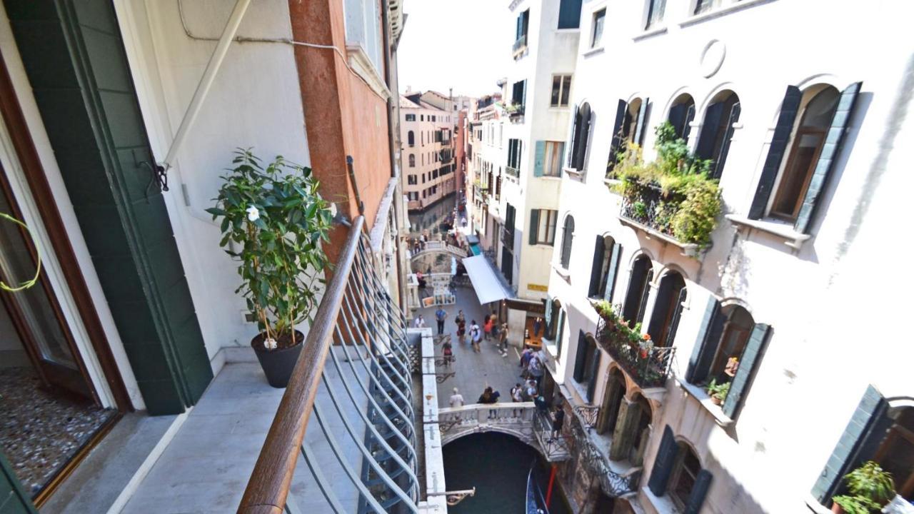 Ai Bareteri Luxury Canal View Венеція Екстер'єр фото