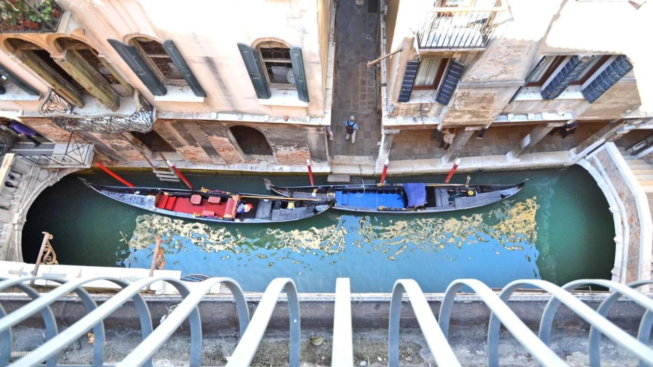 Ai Bareteri Luxury Canal View Венеція Екстер'єр фото